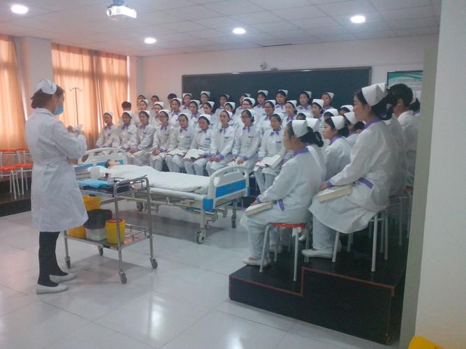 喻梅,公司经营范围包括:教育软件开发;承办经批准的文化